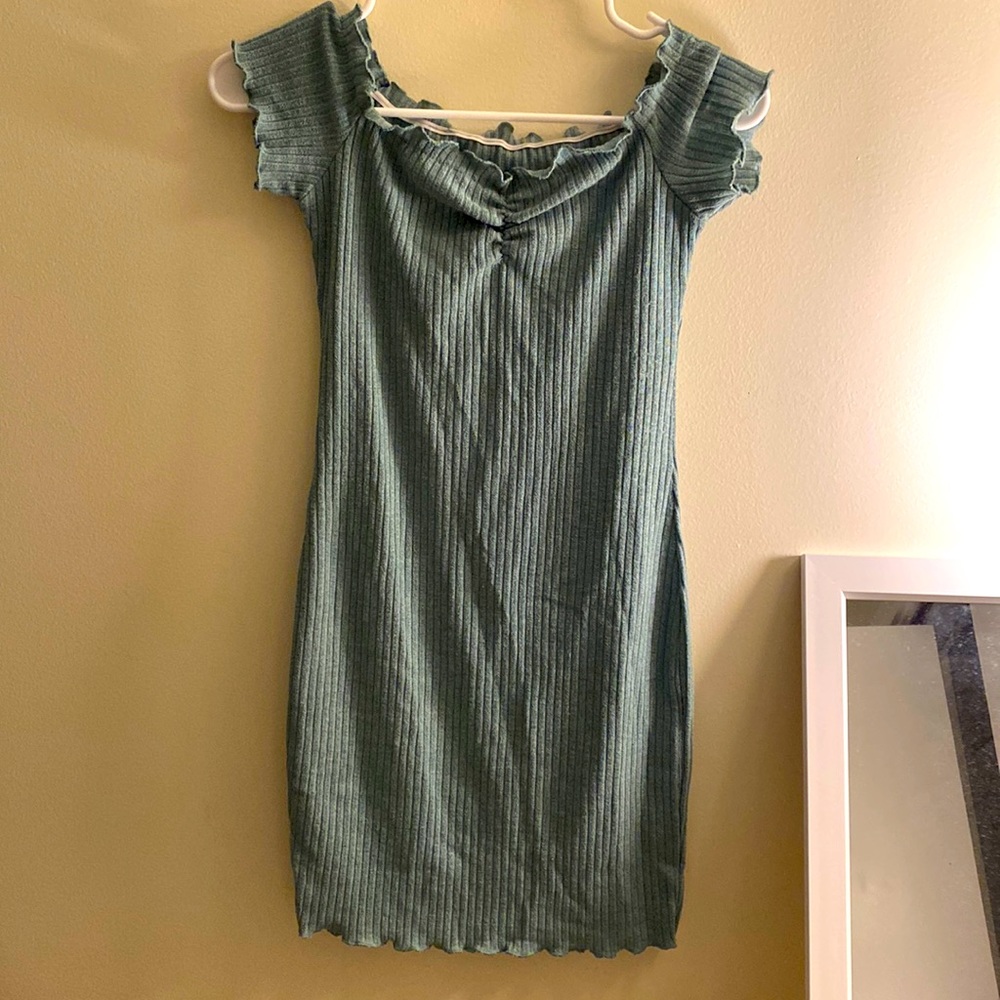 Off shoulder body-con dress